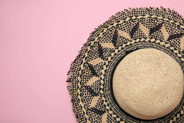 Stylish hat on pink background, top view. Space for text - Foto, imagen