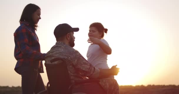 娘を抱きしめる車椅子の兵士 - 映像、動画