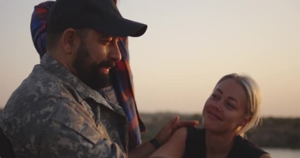 Soldado con ruedas abrazando a su hija
 - Imágenes, Vídeo