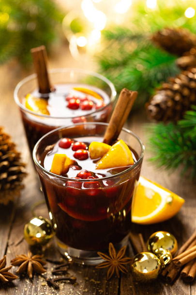 Christmas mulled red wine with spices, cranberry and oranges. Traditional hot drink or beverage, festive cocktail at Xmas or New Year with decorations - Fotoğraf, Görsel