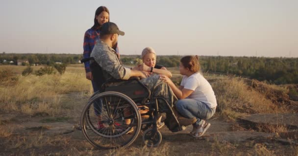 Câlin de famille sur une prairie
 - Séquence, vidéo