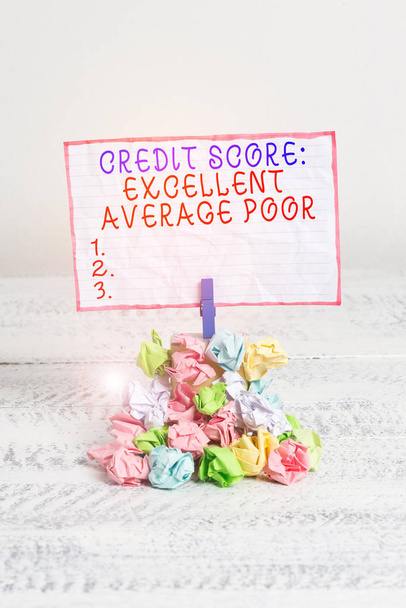 Fogalmi kézzel írásban mutatja Credit pontszám kiváló átlagos szegények. Üzleti fotópapírra szint hitelworthness értékelés jelentés emlékeztető halom színes gyűrött papír ruhacsipesz fa térben. - Fotó, kép