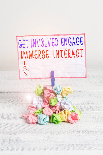 Концептуальный почерк, показывающий Get Involved Engage Immerse Interact. Присоединиться Участие в проекте Напоминание кучи цветной скомканной бумаги прищепки деревянного пространства
. - Фото, изображение