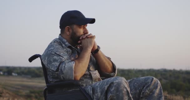 Wheelchaired żołnierz patrząc daleko w odległości - Materiał filmowy, wideo