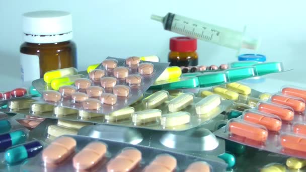 Pakket met medicijnen verspreid over de tafel. De hoop bevat pillen en capsules in hun containers. - Video