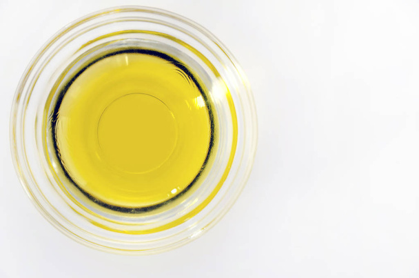 Olivenöl in Glasschale  - Foto, Bild