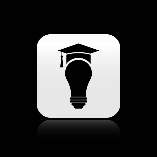 Icono de bombilla negra y gorra de graduación aislado sobre fondo negro. Concepto de educación universitaria. Botón cuadrado plateado. Ilustración vectorial
 - Vector, Imagen
