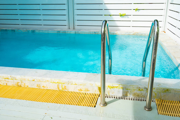 Hermosa piscina al aire libre en el complejo hotelero con escalera
 - Foto, Imagen
