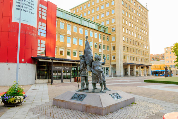 Gothenburg, Sweden - June 25, 2019: Olof Palmes Square. Sculptur - Zdjęcie, obraz