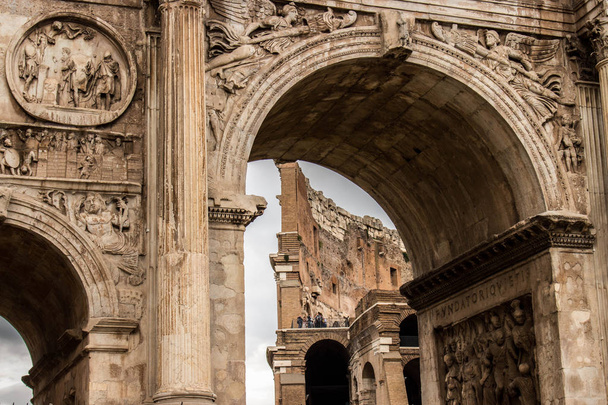 Koloseum i Łuk Konstantyna, wielkie piękno Rzymu - Zdjęcie, obraz