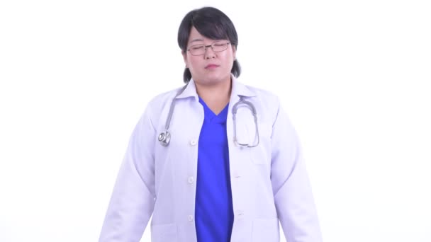 Щаслива зайва вага Азіатська жінка лікар розслабляючий з закритими очима - Кадри, відео
