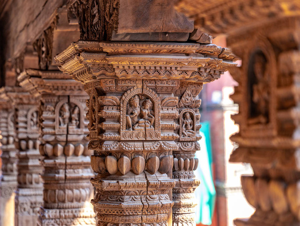 ネパールの古代寺院におけるヒンドゥ教の神々や彫刻の詳細な木彫. - 写真・画像