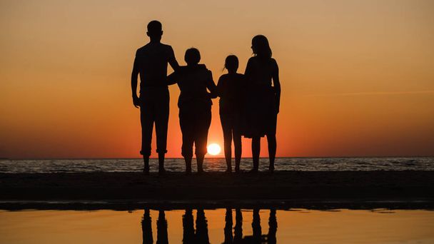Dost aile deniz üzerinde gün doğumu karşılar - Fotoğraf, Görsel
