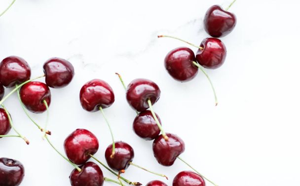Verse zoete kersen, sappige kersen bessen fruit dessert als genezen - Foto, afbeelding
