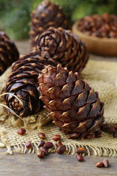 natural organic pine cones and nuts - Foto, imagen