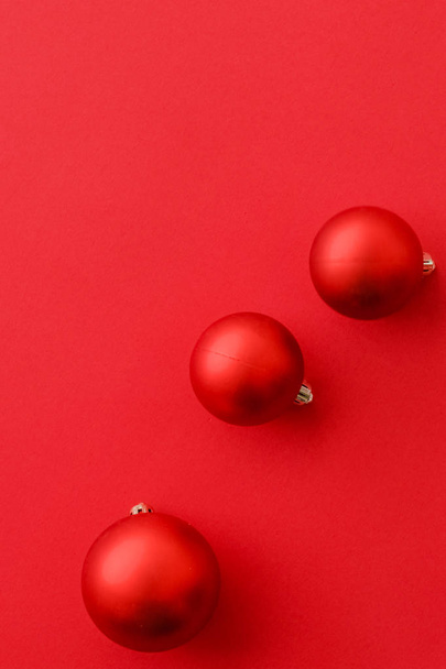 Χριστουγεννιάτικα στολίδια σε κόκκινο σκηνικό, Πολυτελείς χειμερινές διακοπές - Φωτογραφία, εικόνα