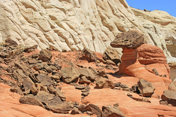 Taburete entre rocas marrones
 - Foto, Imagen