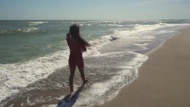 Plaj bikini kadın kaygısız özgürlük eğlenceli yürüyüş. Joyful mutlu kız kilo kaybı diyet kavramı için ince vücutta sevinç ve mutluluk gösteren rahatlatıcı. Yavaş Çekim - Video, Çekim
