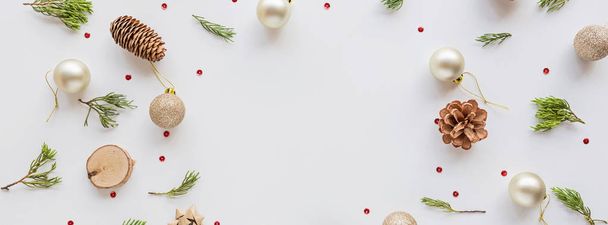 Vánoční kompozice. Borovice, zlaté koule, jedlové větve na bílém. novoroční koncept. Horizontální banner pro web design. Vánoční oslava2020. Byt ležel, horní pohled, kopírovací prostor, mockup, šablona - Fotografie, Obrázek