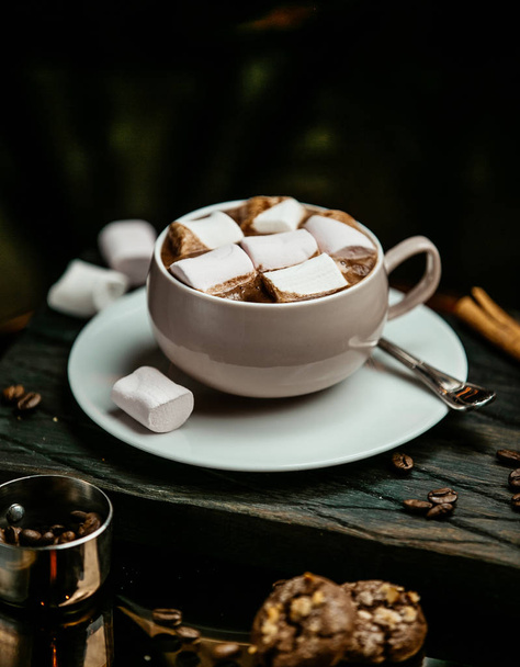 Chocolate quente coberto com marshmellow
 - Foto, Imagem