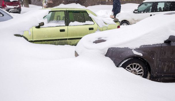 Зимовий вид на місто. Автомобілі вкриті снігом на вулицях міста. Вибірковий фокус
. - Фото, зображення
