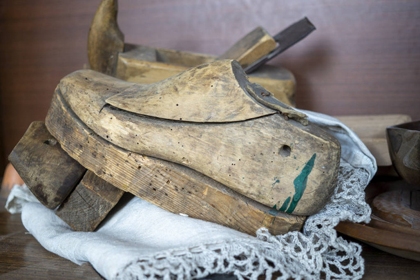 Viejo molde de zapatos de madera vintage o pasado
 - Foto, Imagen