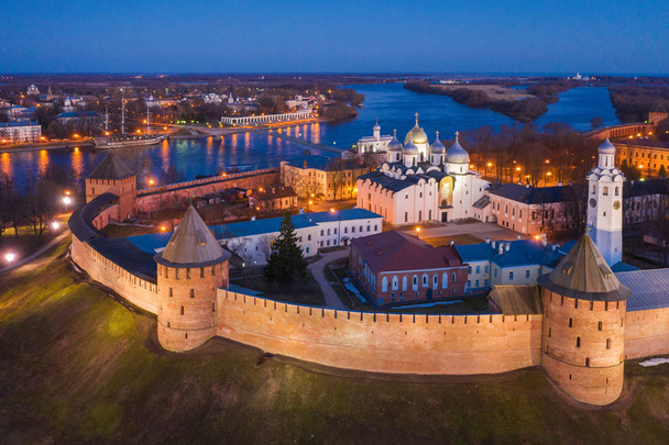 Veliky Novgorod, eski şehir, Kremlin'in antik duvarları, Ayasofya Katedrali. Rusya'nın ünlü turistik yer. - Fotoğraf, Görsel