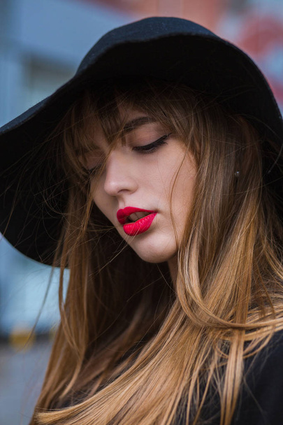 Zarte junge Frau mit roten Lippen trägt Hut  - Foto, Bild