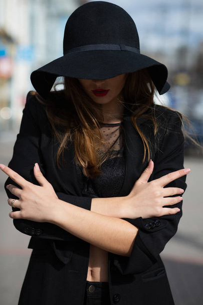 Μυστηριώδες κορίτσι φοράει κομψό καπέλο και εσώρουχα  - Φωτογραφία, εικόνα