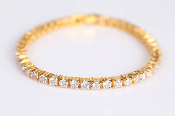 Mooie gouden armband met diamanten. - Foto, afbeelding