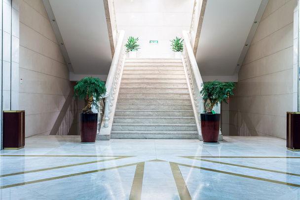 escaleras en edificios de moden
 - Foto, imagen