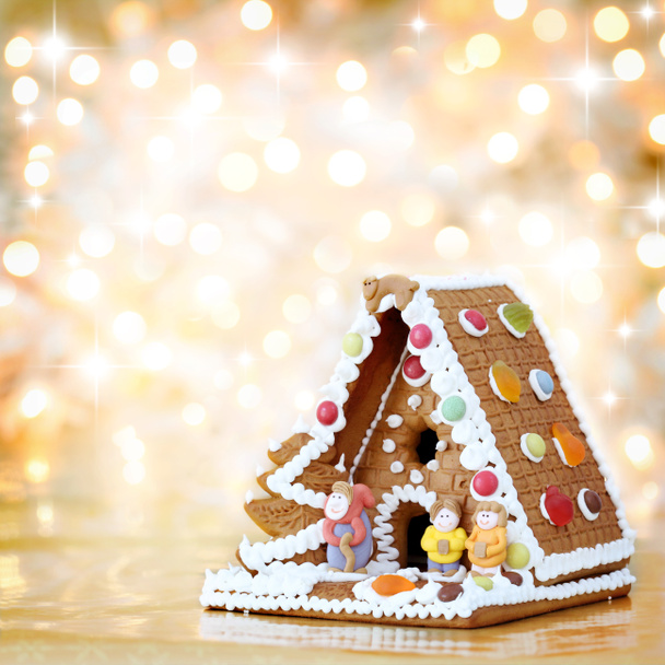 Décoration de maison en pain d'épice de Noël sur backg lumières déconcentrées
 - Photo, image