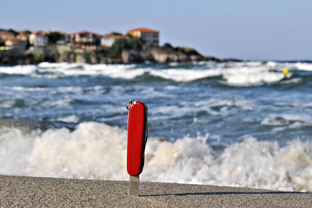Kapesní nůž na nože nerezový meč moře nádherná krajina vlny horizont cestovní dovolená - Fotografie, Obrázek