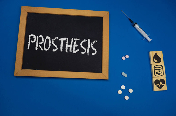 kelime Protez ile mavi tıp masası üzerinde ahşap tablet - Fotoğraf, Görsel