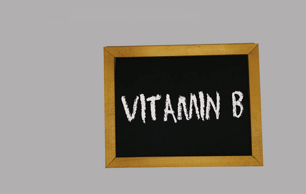 un signo acostado sobre un fondo gris con la inscripción vitamina B
 - Foto, Imagen
