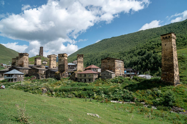 View of the Ushguli village at the foot of Mt. Shkhara. Pictures - Foto, Imagen