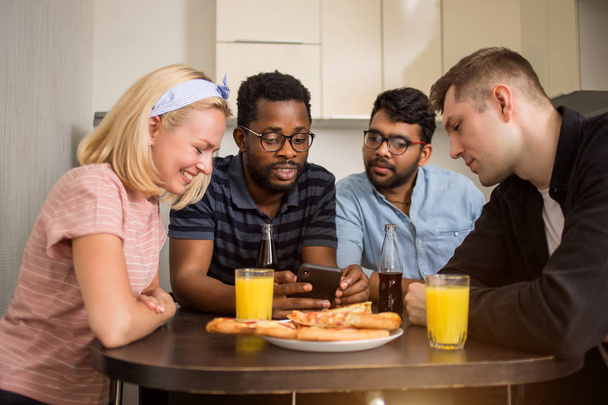 Young friends eating pizza at home - Foto, Bild