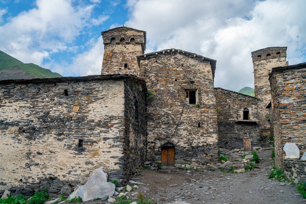 Traditional ancient Svan Towers in Ushguli village, Svaneti, Cau - Foto, afbeelding