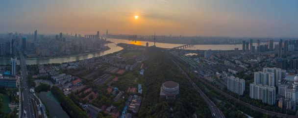 Wuhan miasto odkryty uroczy aerial fotografii dekoracje w lecie - Zdjęcie, obraz