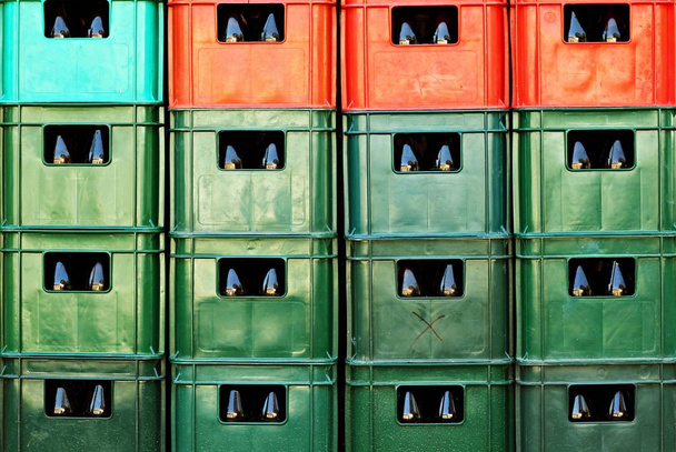 Moldura completa de caixas de cerveja coloridas de plástico empilhadas uma sobre a outra. Contexto abstrato
 - Foto, Imagem