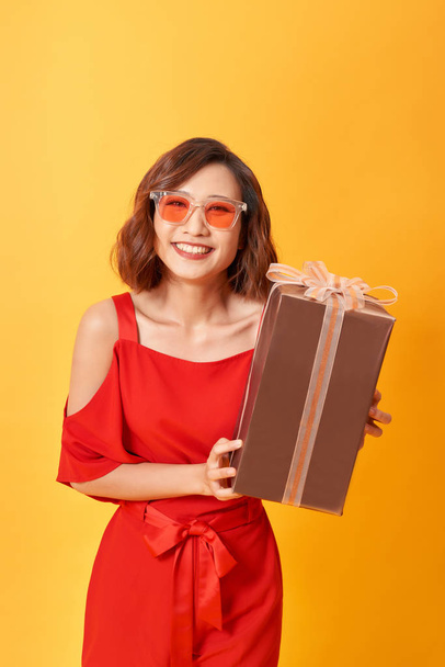 Rahat genç mutlu gülümseyen kadın portre hediye kutusu tutun.  - Fotoğraf, Görsel