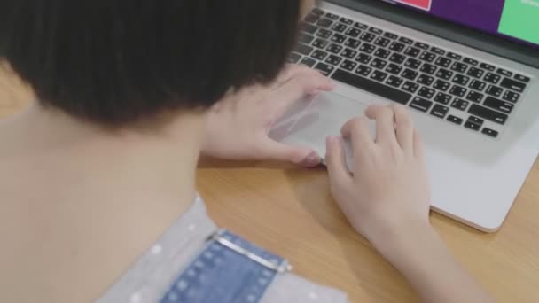 Chiudi le mani della ragazza digitando sulla tastiera del computer portatile, 50 fps
 - Filmati, video