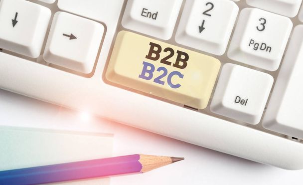 Schreibnotiz mit b2b b2c. Business-Foto präsentiert zwei Arten für das Senden von E-Mails an andere zeigt Outlook-Konten weiße PC-Tastatur mit Notizpapier über dem weißen Hintergrund. - Foto, Bild