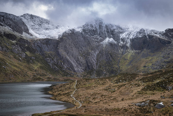 Красиві зимовий краєвид зображення Llyn Idwal і snowcap - Фото, зображення