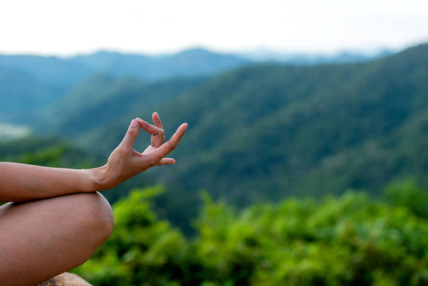 Közelről. Nő nem jóga életmód egyensúly gyakorlás és Zen-ban szabadban történő. Nő gyakorlása létfontosságú és meditáció a fitness életmód klub a természet hegyi háttérben. Egészséges és Relax koncepció - Fotó, kép