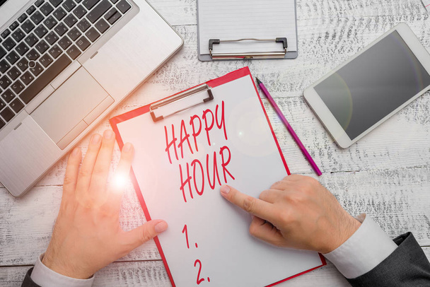 Text schreiben Happy Hour. Geschäftskonzept für die Zeit für Aktivitäten, die Sie für eine Weile entspannen lässt. - Foto, Bild