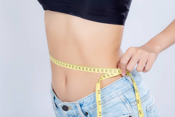 Gros plan asiatique femme alimentation et mince avec la taille de mesure pour peser
 - Photo, image