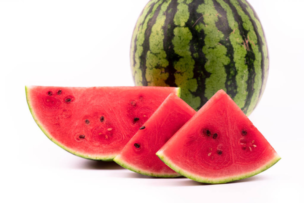Reife Wassermelone auf weißem Hintergrund - Foto, Bild