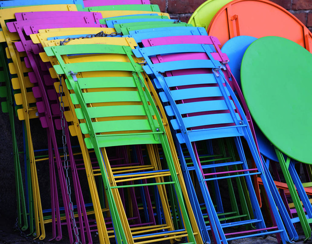 разноцветная складная пластиковая мебель
 - Фото, изображение