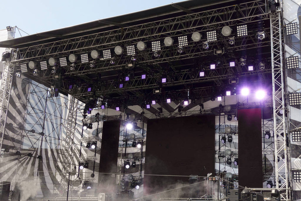 Сцена для концерта или шоу под голубым небом. Свет, звук и видео
 - Фото, изображение